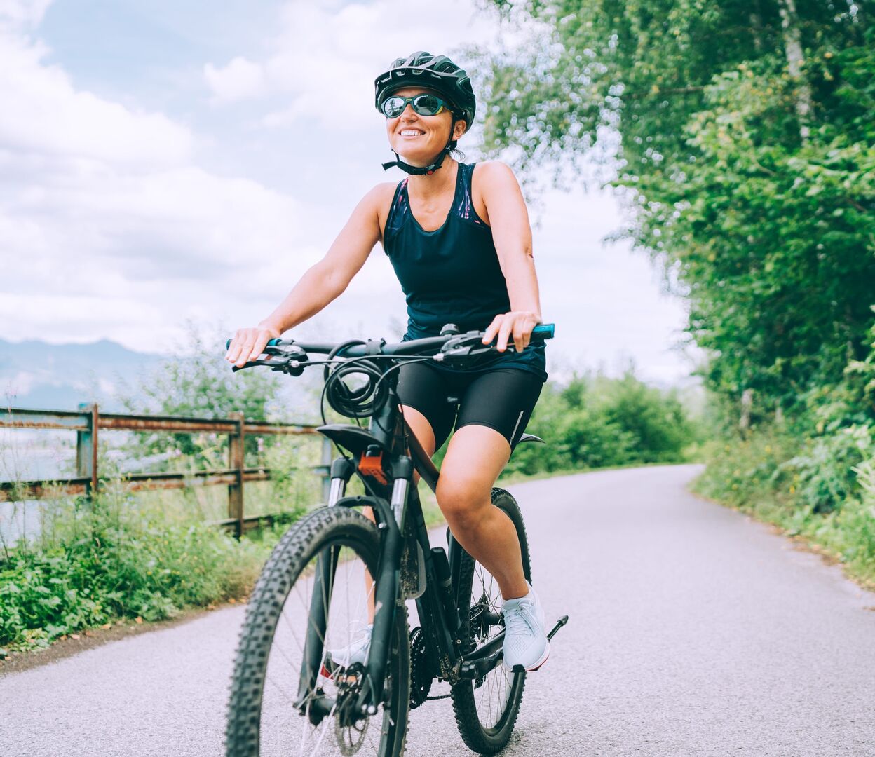 Eine Frau fährt mit ihrem Sportfahrrad