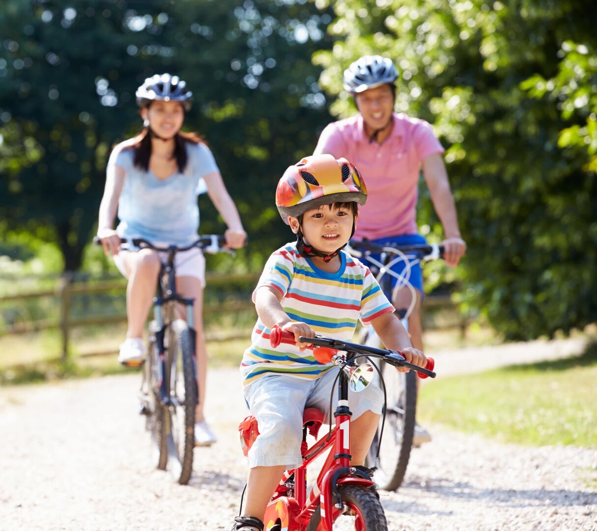 Eine Familie Fährt gemeinsam Fahrrad