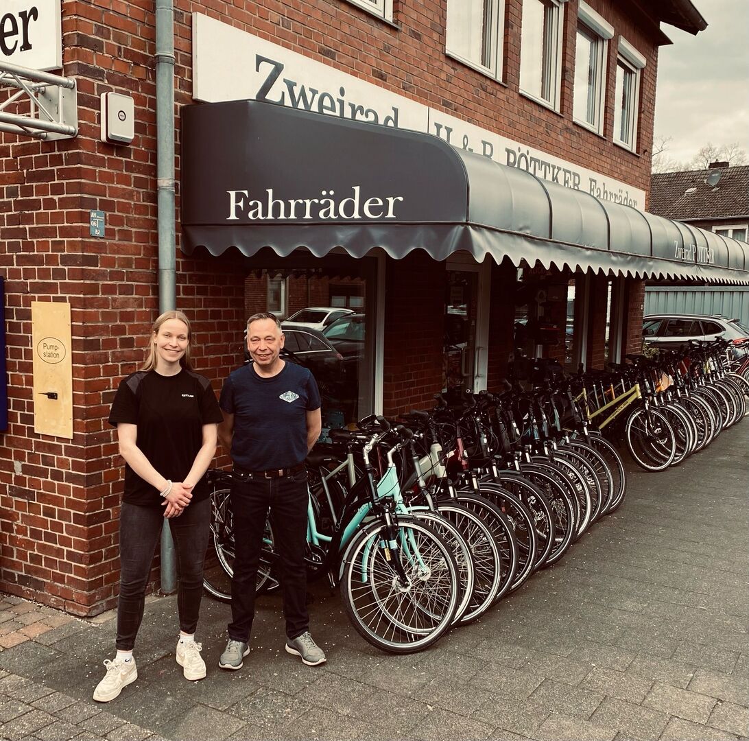 Roland und Anna Pöttker vor ihrem Fahrradladen in Münster